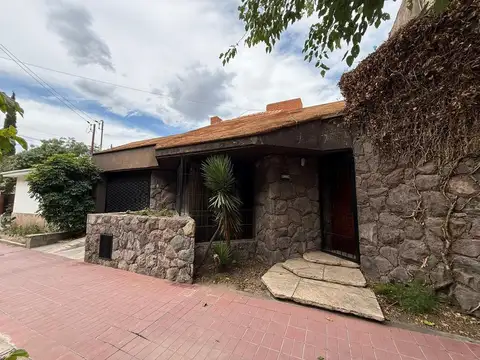 Casa en venta- sexta sección, ciudad de mendoza