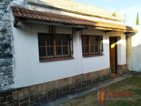 Venta – casa 2 dormitorios con depto bº villa cabrera