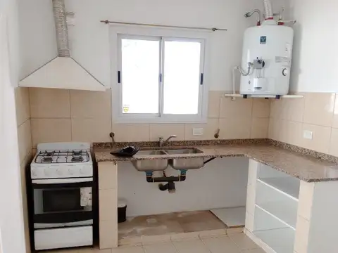 Se vende casa 2d. cochera 3 autos. patio. estado excelente.