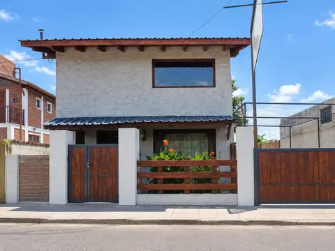 Venta de casa con departamento y local comercial