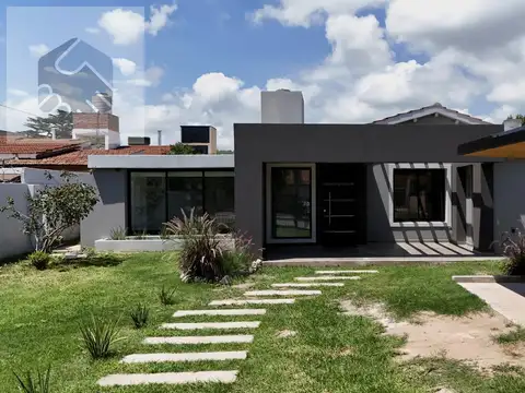 Casa con 4 dormitorios en venta en barrio santa rita
