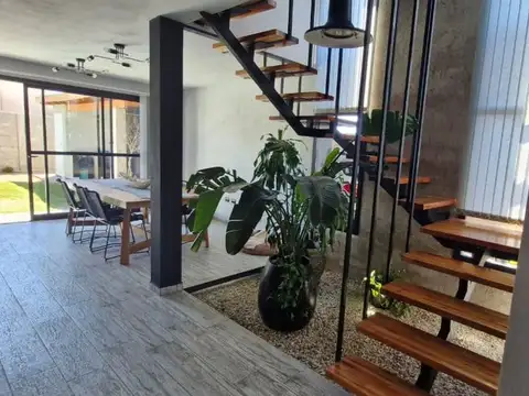 Casa 4 dormitorios 4 baños y pileta en docta