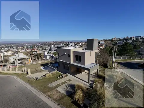 Casa en venta en barrio becciu con 3 dormitorios y pileta / pho8452239 /