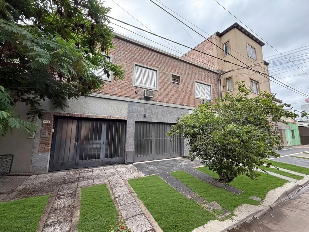 SE VENDE CASA DE 3 DORMITORIOS Y COCHERA EN P ALTA