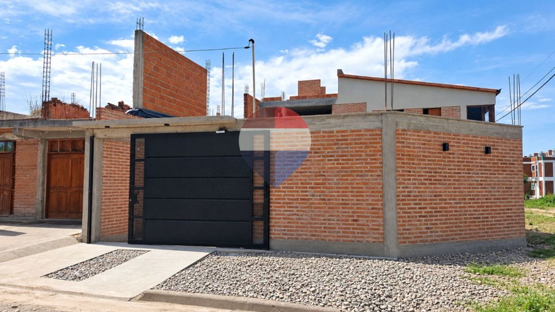 VENTA DE CASA A TERMINAR CON PILETA