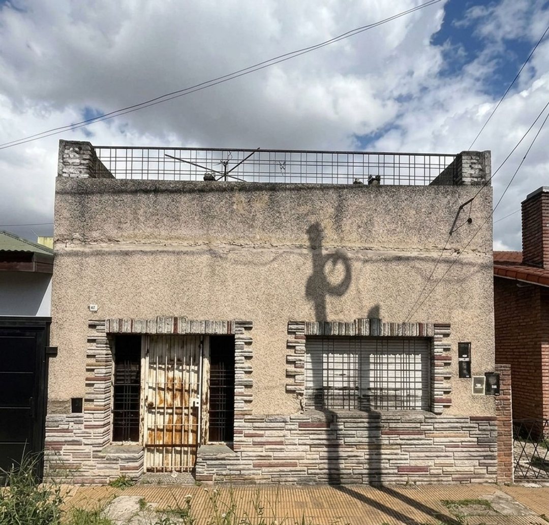 CASA EN VENTA A REFACCIONAR EN LOMAS DEL MIRADOR.