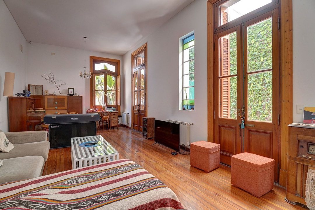 CASA EN VENTA CABALLITO CON TERRAZA PATIO Y SOTANO