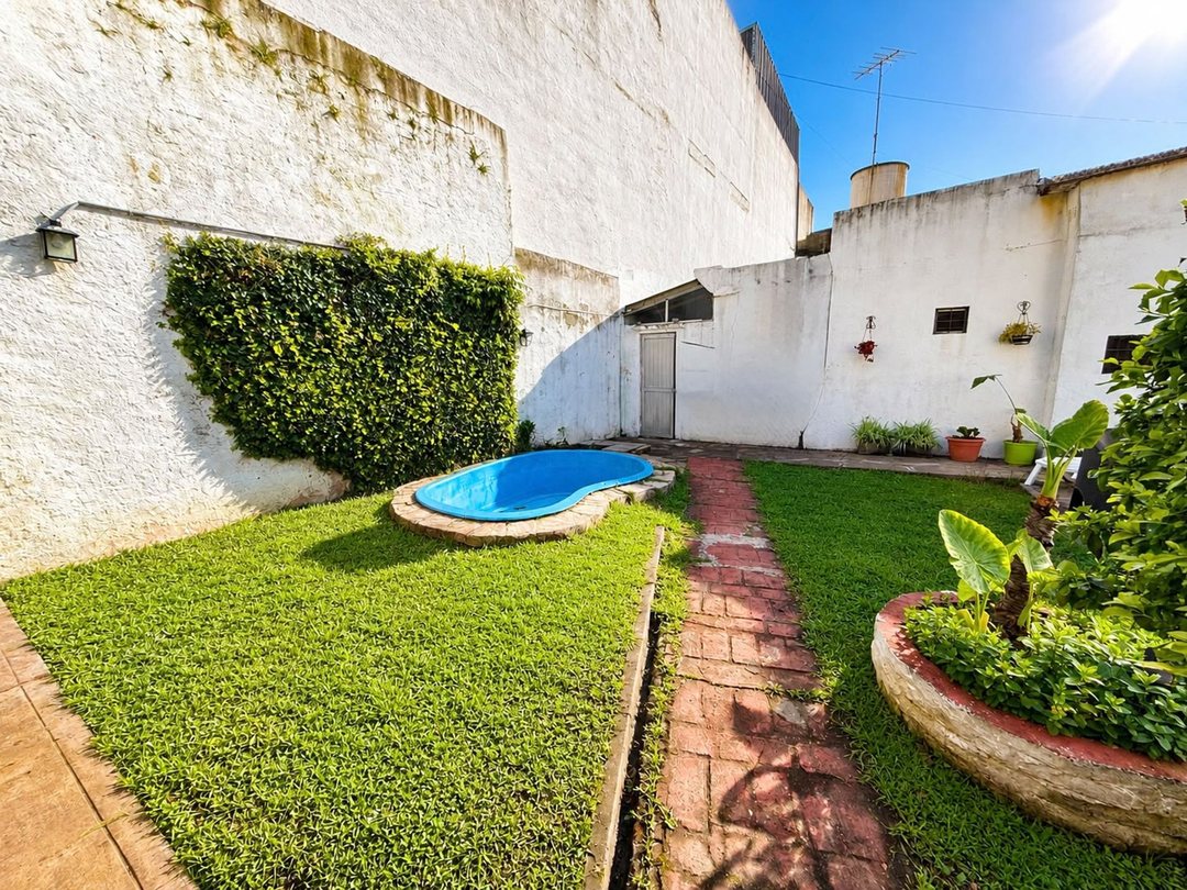 CASA LOTE PROPIO 317m2 JARDIN MONTE CASTRO