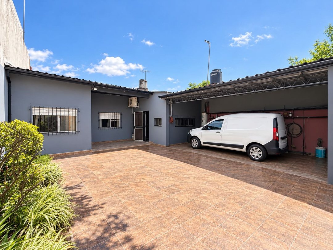 CASA 3 AMBIENTES EN VENTA BURZACO PATIO Y COCHERA