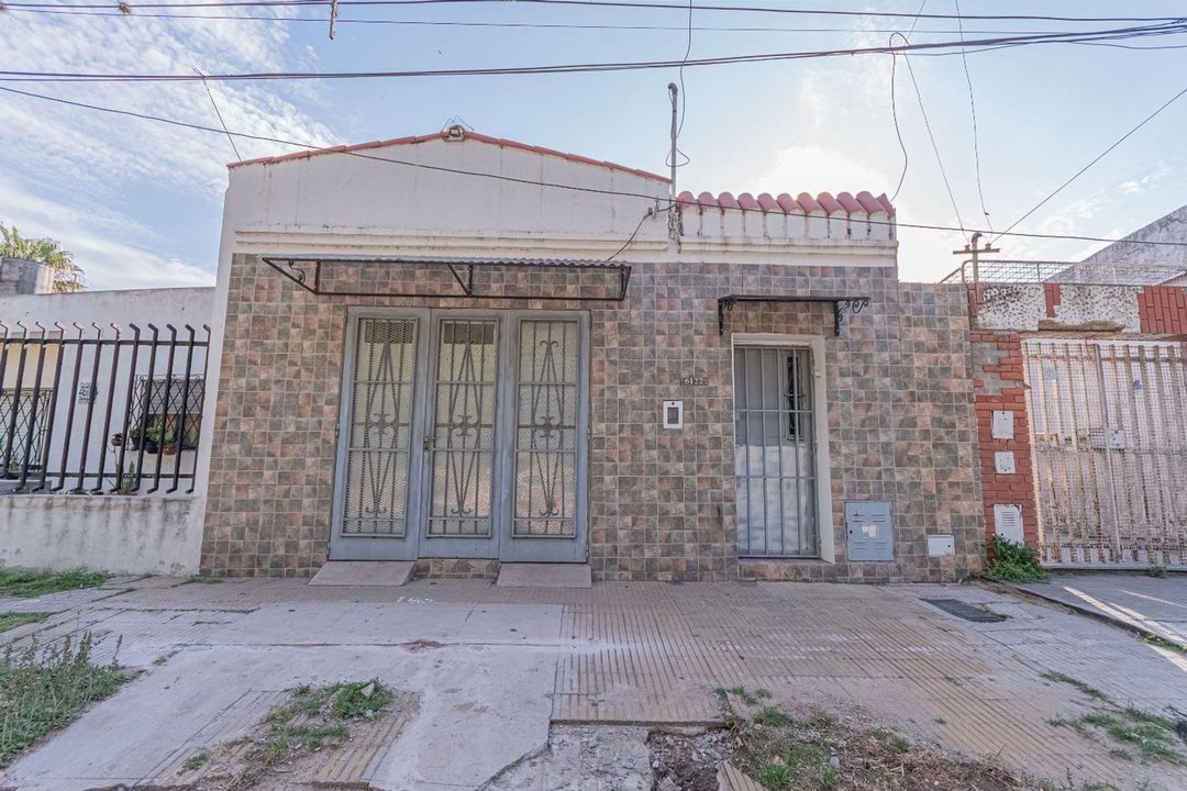 VENTA CASA DE FRENTE ROQUE SAENZ PEÑA CON COCHERA