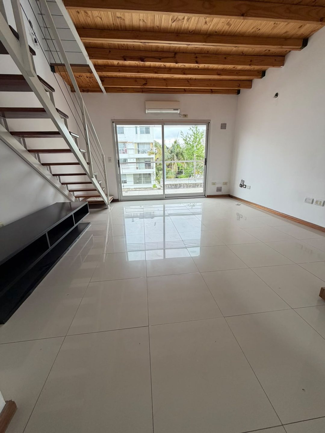EN ALQUILER DUPLEX 2 AMB CON COCHERA EN SAAVEDRA