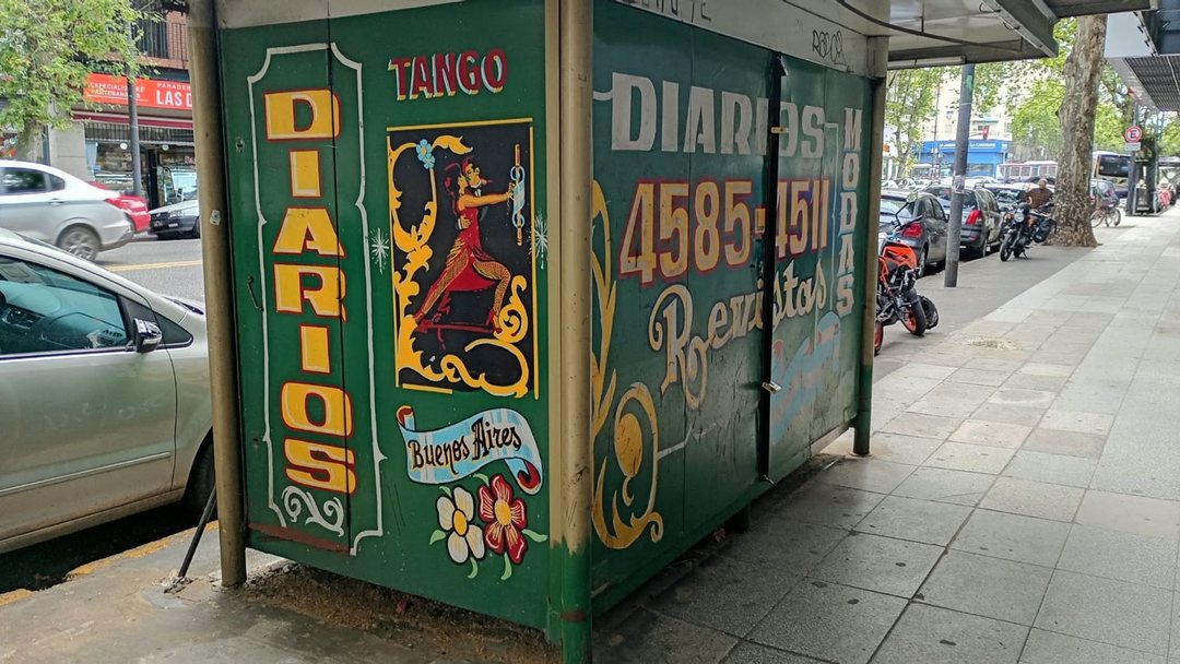 Puesto venta de diarios y revistas