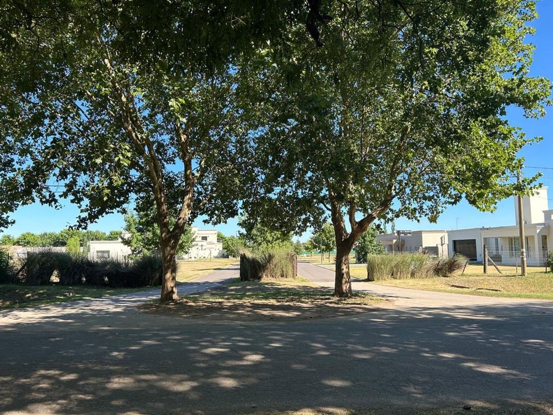 Remax Tendencia vende lote en Campo Echeverria Vdo