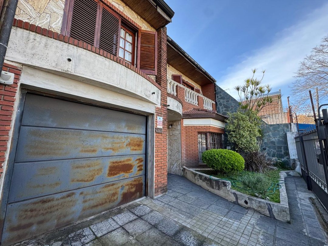 VENTA AMPLIA CASA C/PILETA, COCHERAS, APTA CRÉDITO