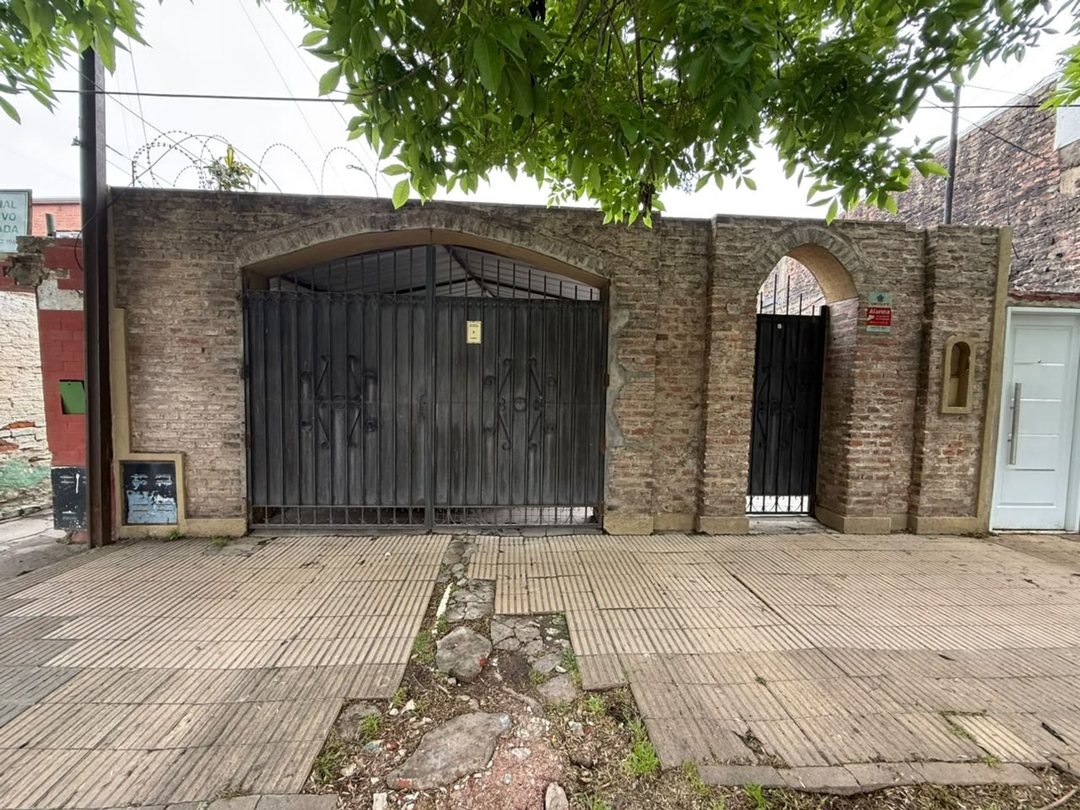Se vende casa de 3 dormitorios y cochera.