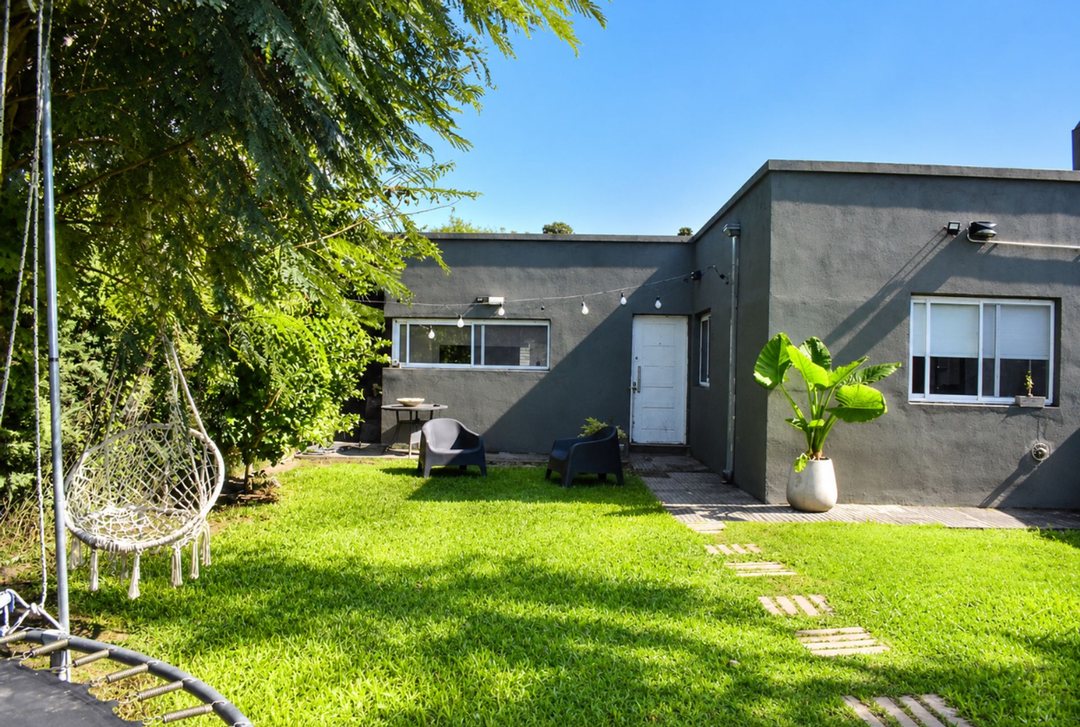 CASA EN VENTA CON PILETA Y DOS DORMITORIOS