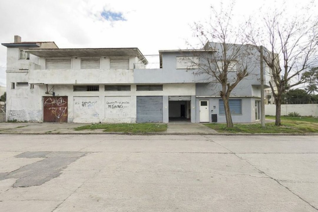 2 Locales más 2 Departamentos en VENTA Sarmiento