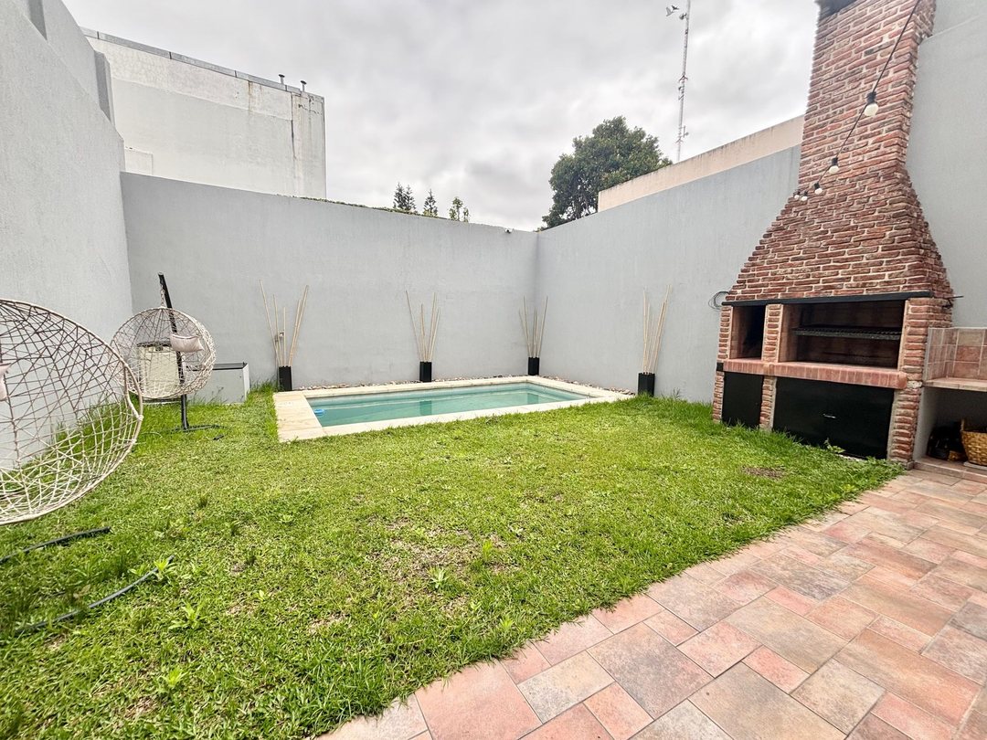 Casa 5 Amb en Villa Devoto-Jardín-Pileta-cochera