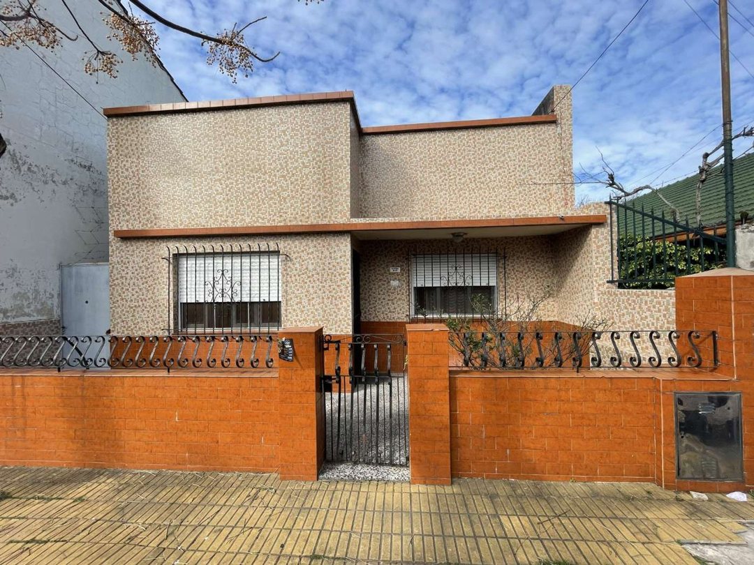 VENTA CASA 3 AMBIENTES EN BERNAL OESTE