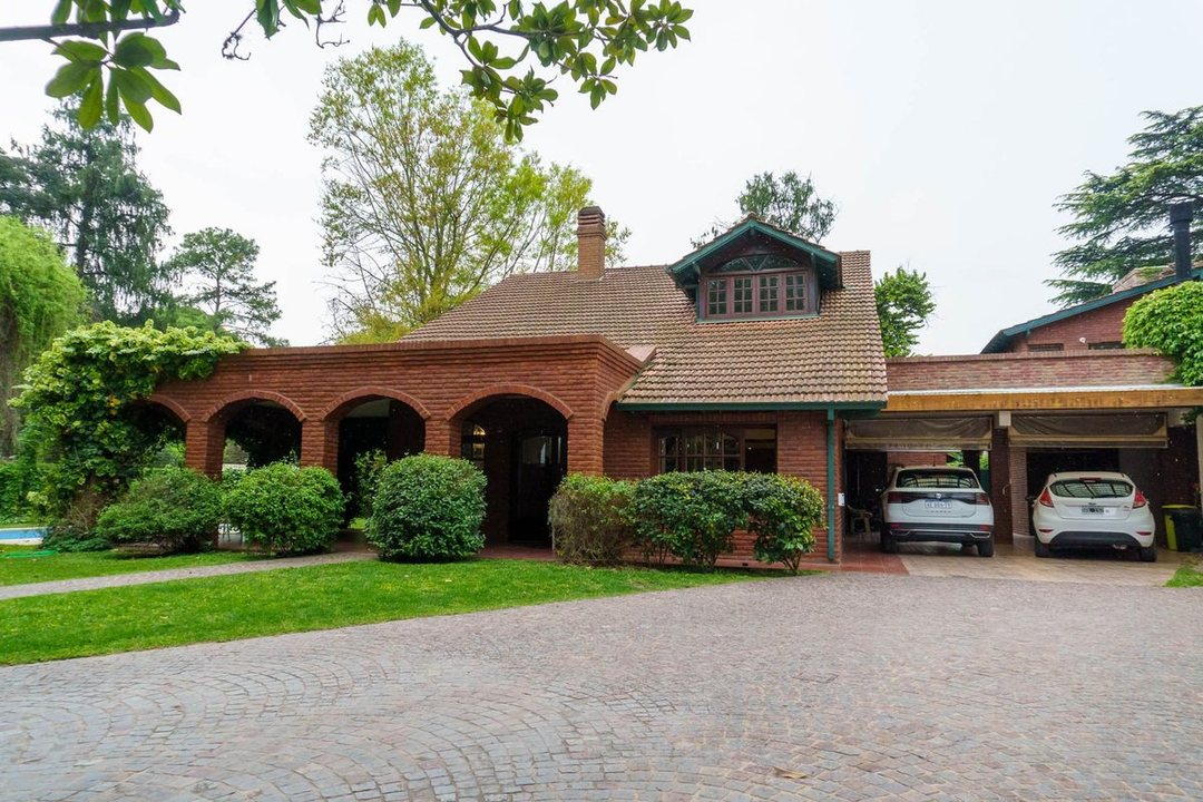 VENTA CASA PARQUE LELOIR-FRENTE CASCO-APTO CREDITO