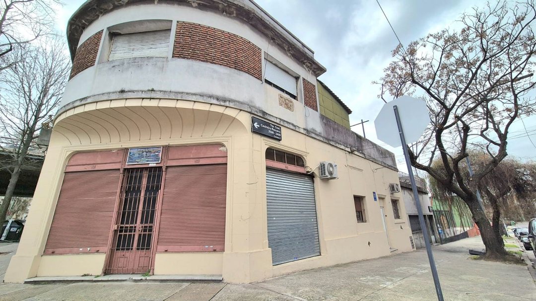 PH CON LOCAL EN ESQUINA EN VENTA FLORES