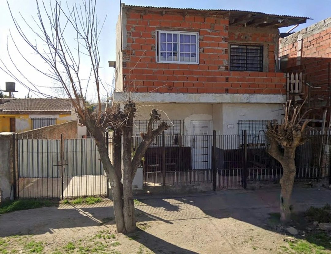 CASA 6 AMBIENTES CON COCHERAS - GONZALEZ CATAN