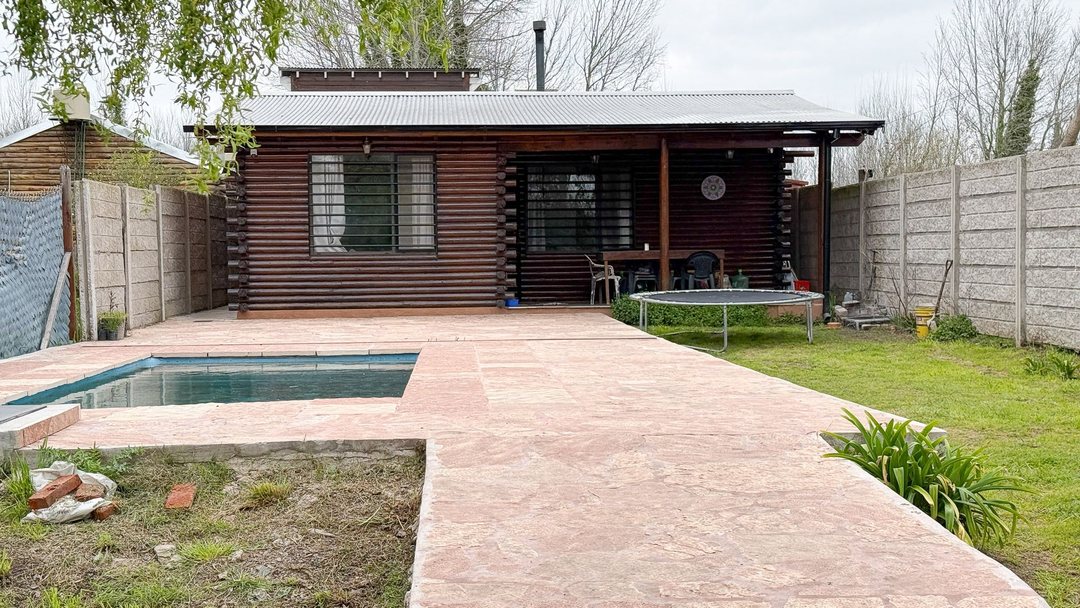 CASA CON PILETA ESTILO CABAÑA EN VENTA TANDIL