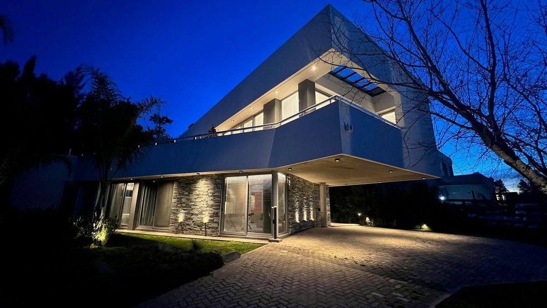 Venta casa diseño en Bo Nautico El Cazal Escobar