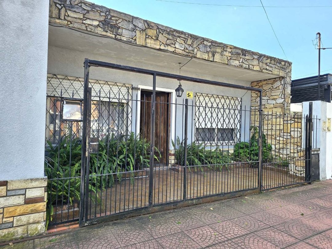 VENTA CASA 4 AMBIENTES CASTELAR APTO CREDITO