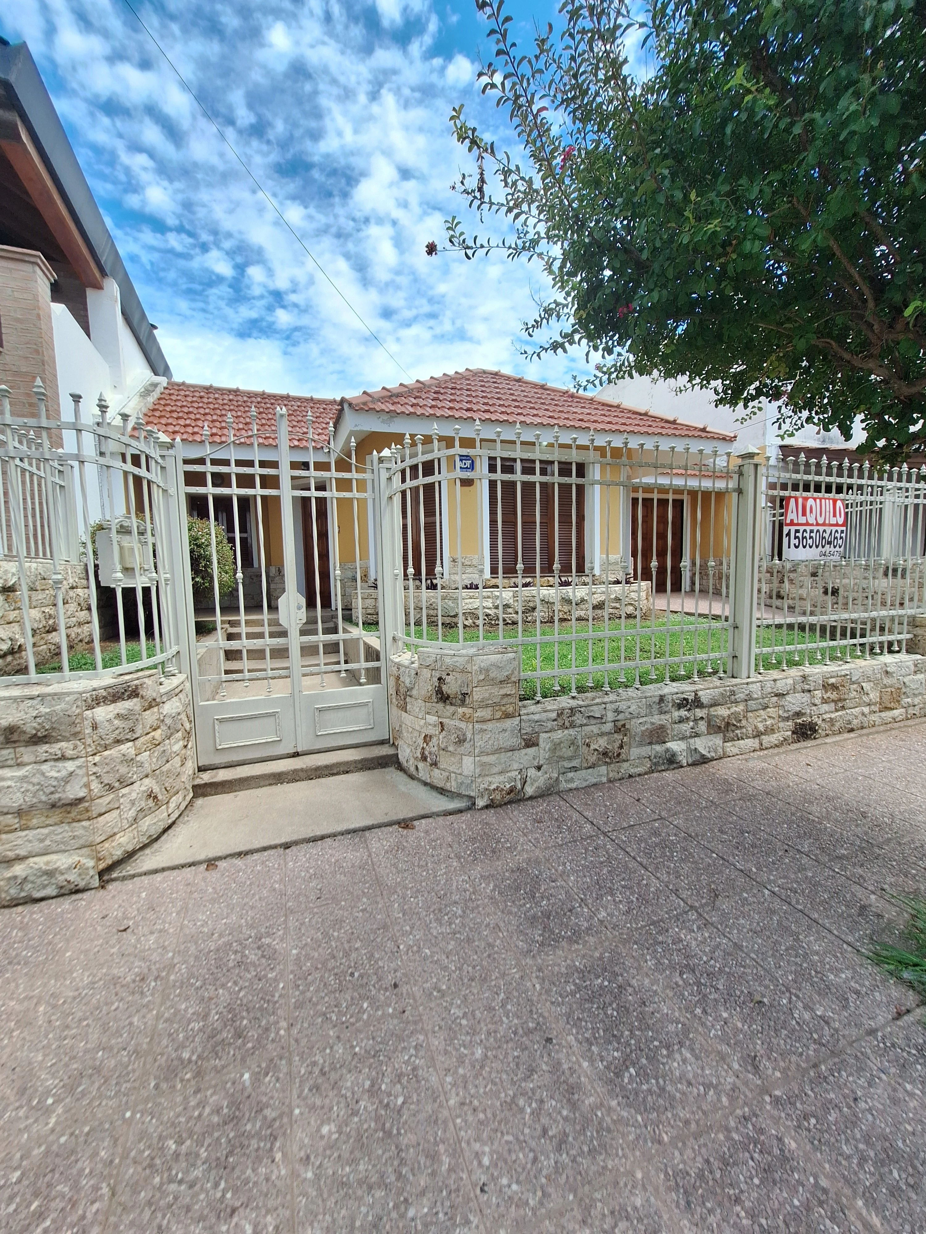 Casa B° Ayacucho 3 Dorm - Piscina Climatizada - Cochera Triple - Quincho - 3 Baños