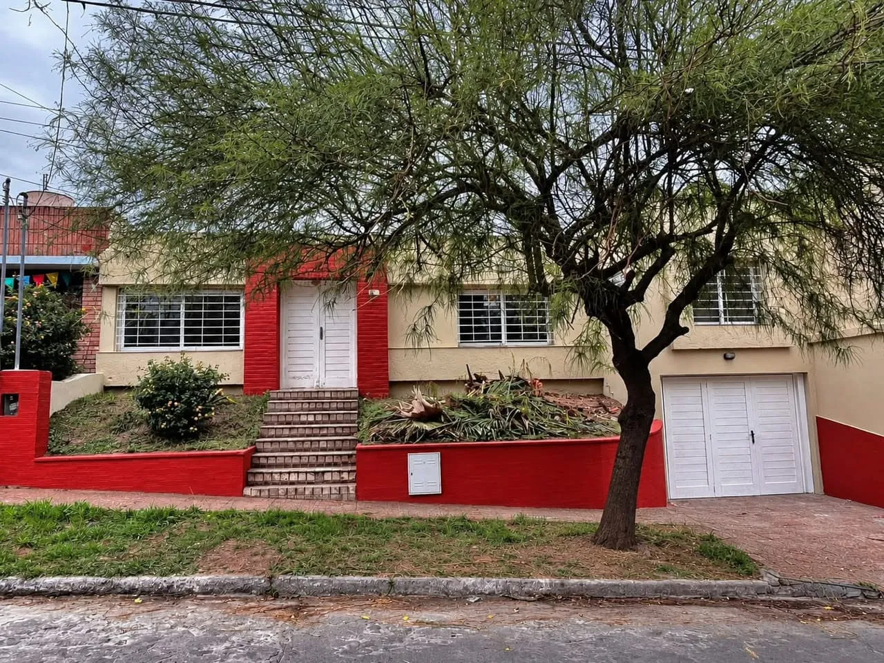 CASA DOS DORMITORIOS C/COCHERA, PATIO Y ESPACIO ADICIONAL TIPO MONOAMBIENTE