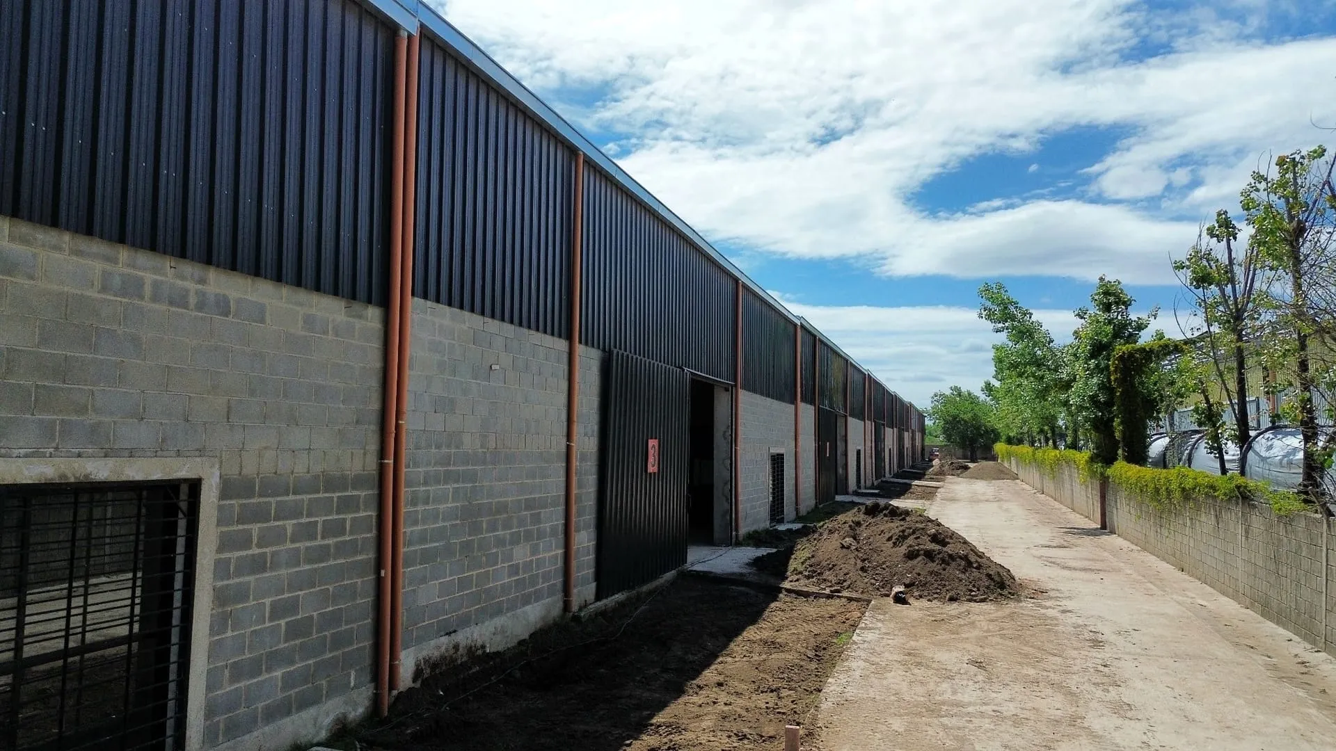 ALQUILER GALPÓN LOGÍSTICO 400 M² + OFICINA – LOS BOULEVARES