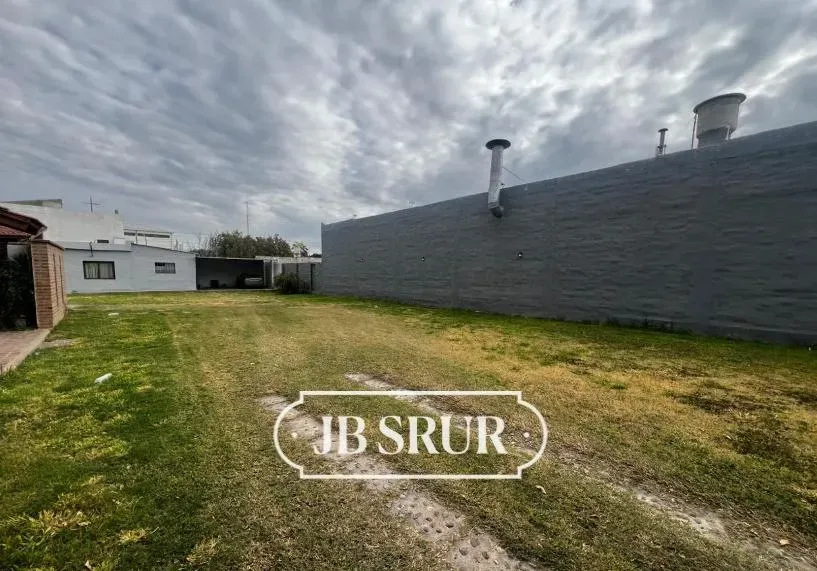 Lote apto comercial en Las Flores