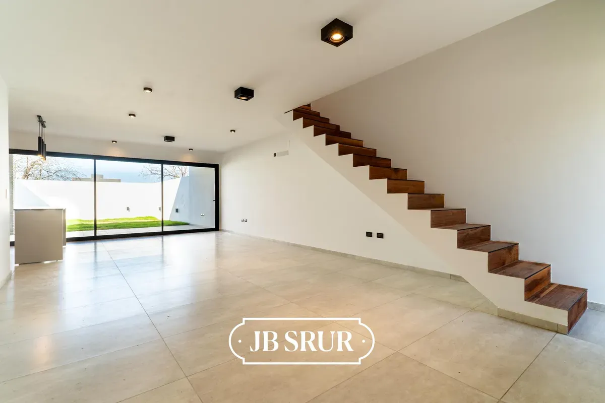 Dúplex en venta de 3 Dormitorios en Barrio Distrito Sur