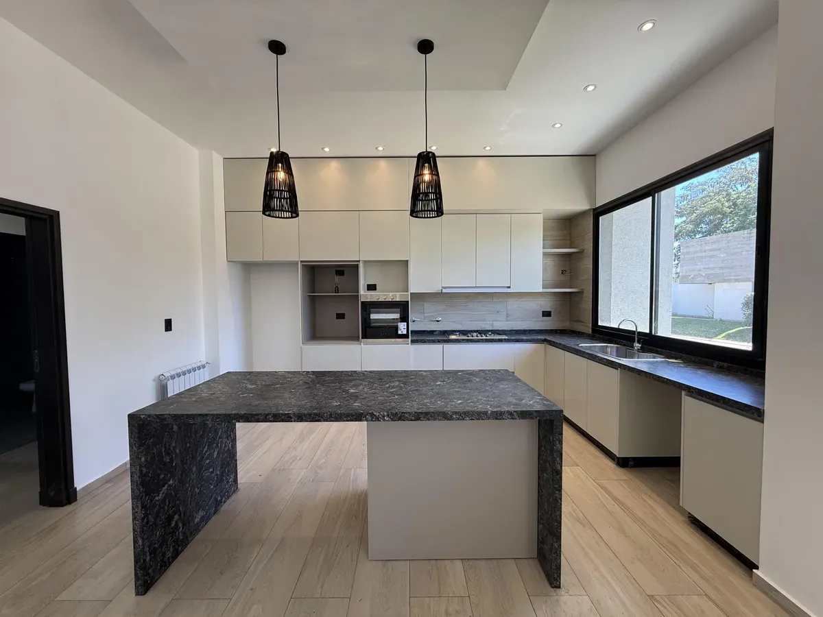 Casa en  Venta de 3 Dormitorios en Las Cañitas Barrio Privado