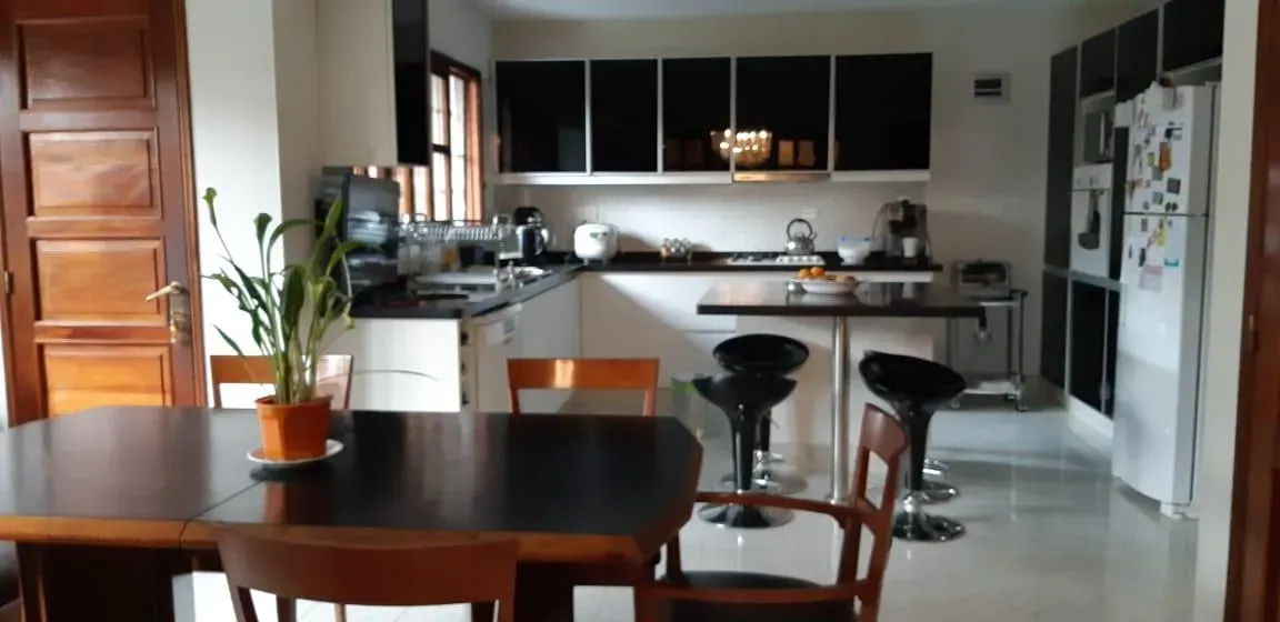 Casa en  Venta de 4 dorm  única  en Barrio San Salvador. Excelente construcción.PILETA