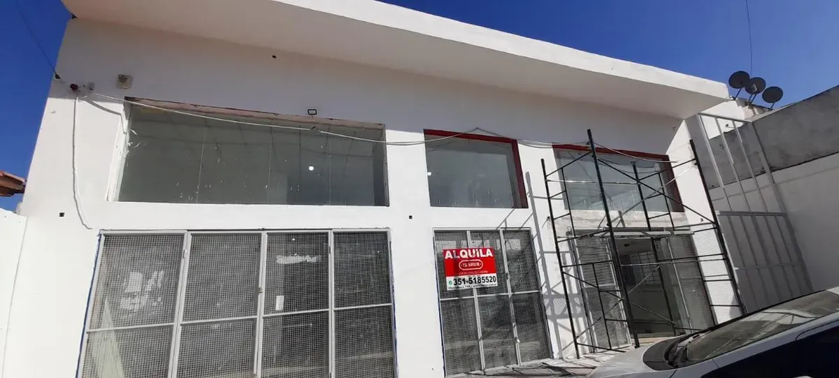 Local sobre Donato Alvarez , 350 mts  planta libres , doble altura
