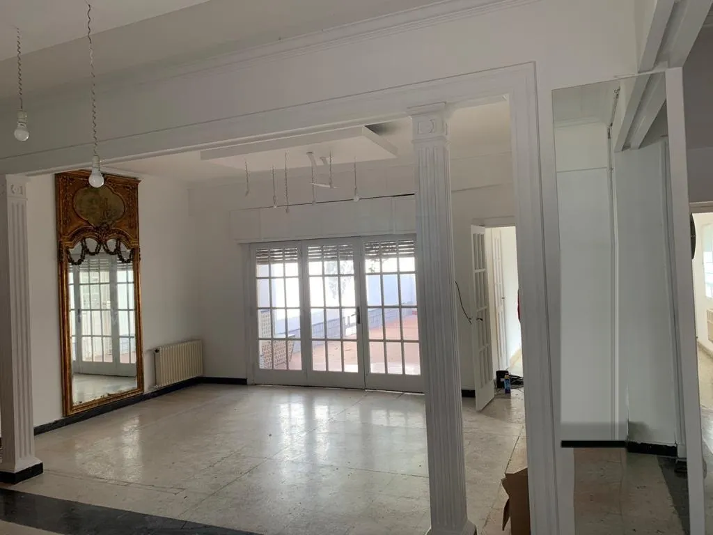 Casa esquina 4 dorm. con 2 cocheras, quincho y terraza – Cofico –  Apta uso profesional