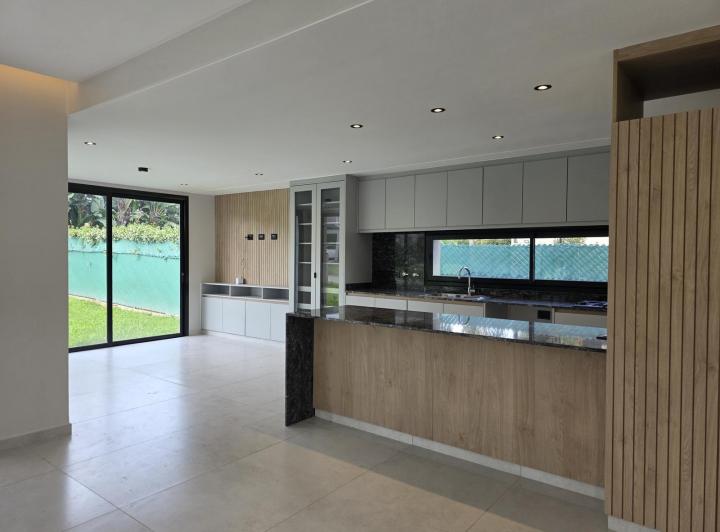 Casa · 230m² · 4 Dormitorios · 2 Cocheras