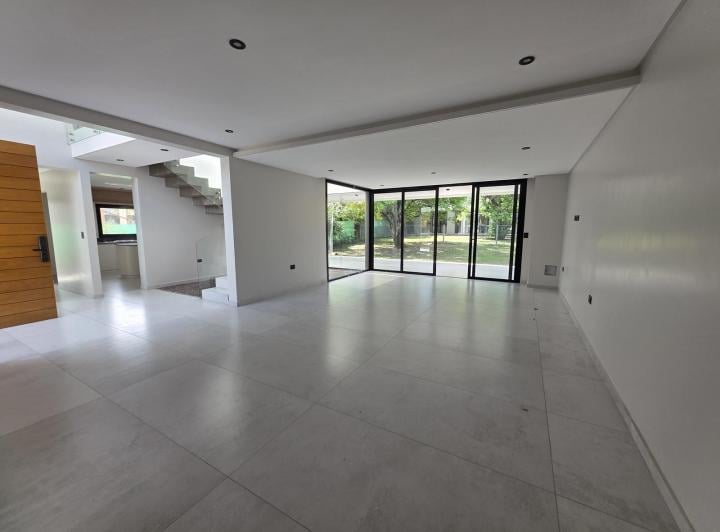 Casa · 300m² · 3 Dormitorios · 2 Cocheras