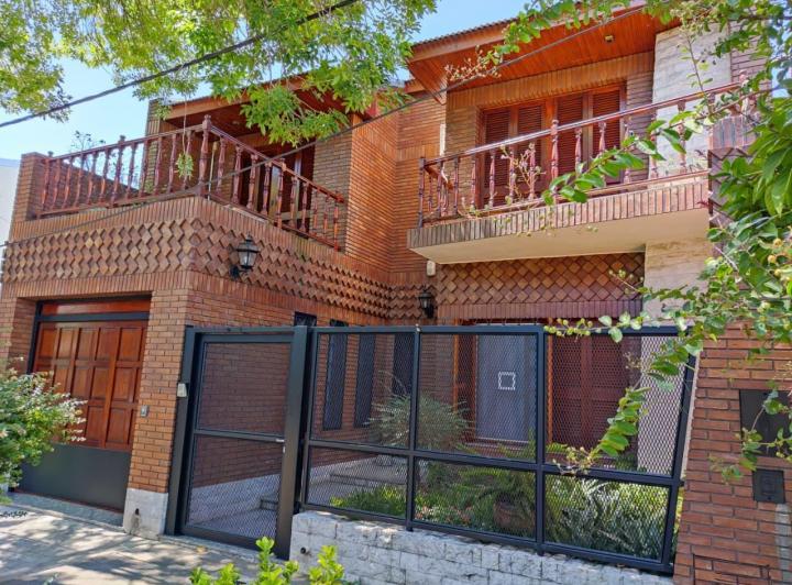 Casa · 220m² · 9 Ambientes · 1 Cochera