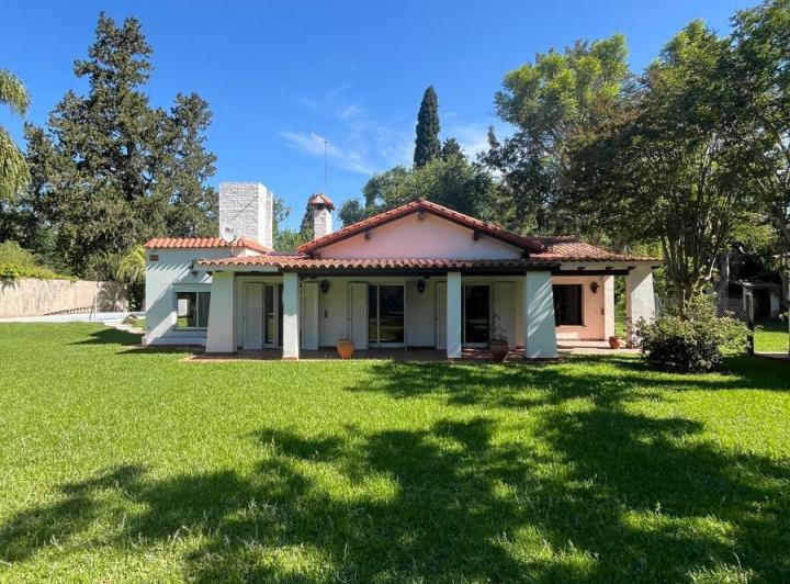 Casa · 276m² · 8 Ambientes · 1 Cochera