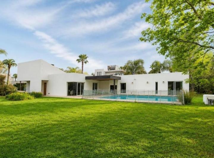 Casa · 220m² · 5 Ambientes · 1 Cochera