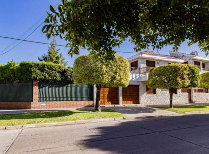 Casa · 391m² · 6 Ambientes · 2 Cocheras