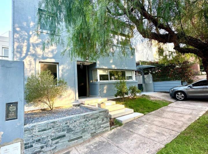Casa · 220m² · 5 Ambientes · 2 Cocheras