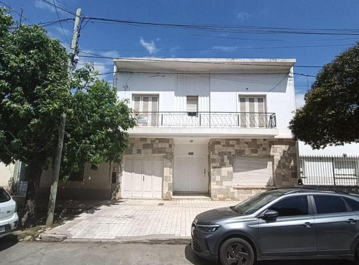 Casa · 260m² · 8 Ambientes · 1 Cochera