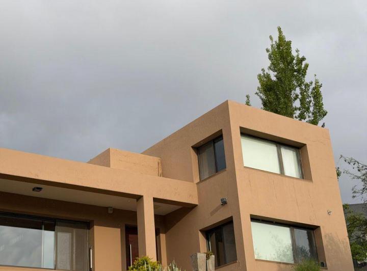 Casa · 350m² · 8 Ambientes · 1 Cochera