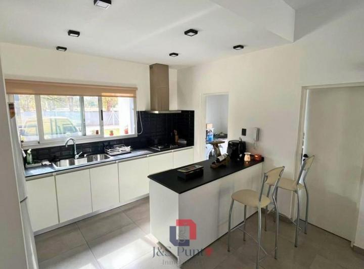 Casa · 195m² · 4 Ambientes · 2 Cocheras