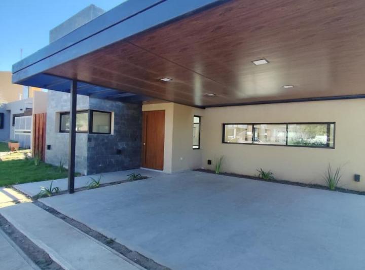 Casa · 225m² · 5 Ambientes · 2 Cocheras