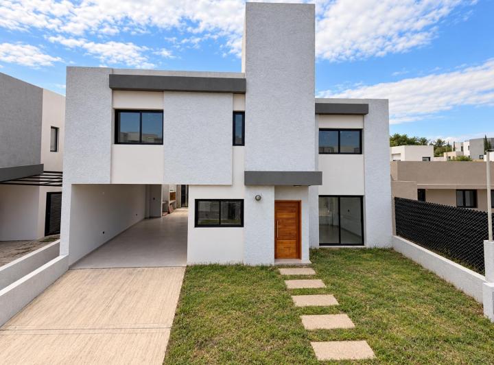 Casa · 160m² · 4 Ambientes · 2 Cocheras